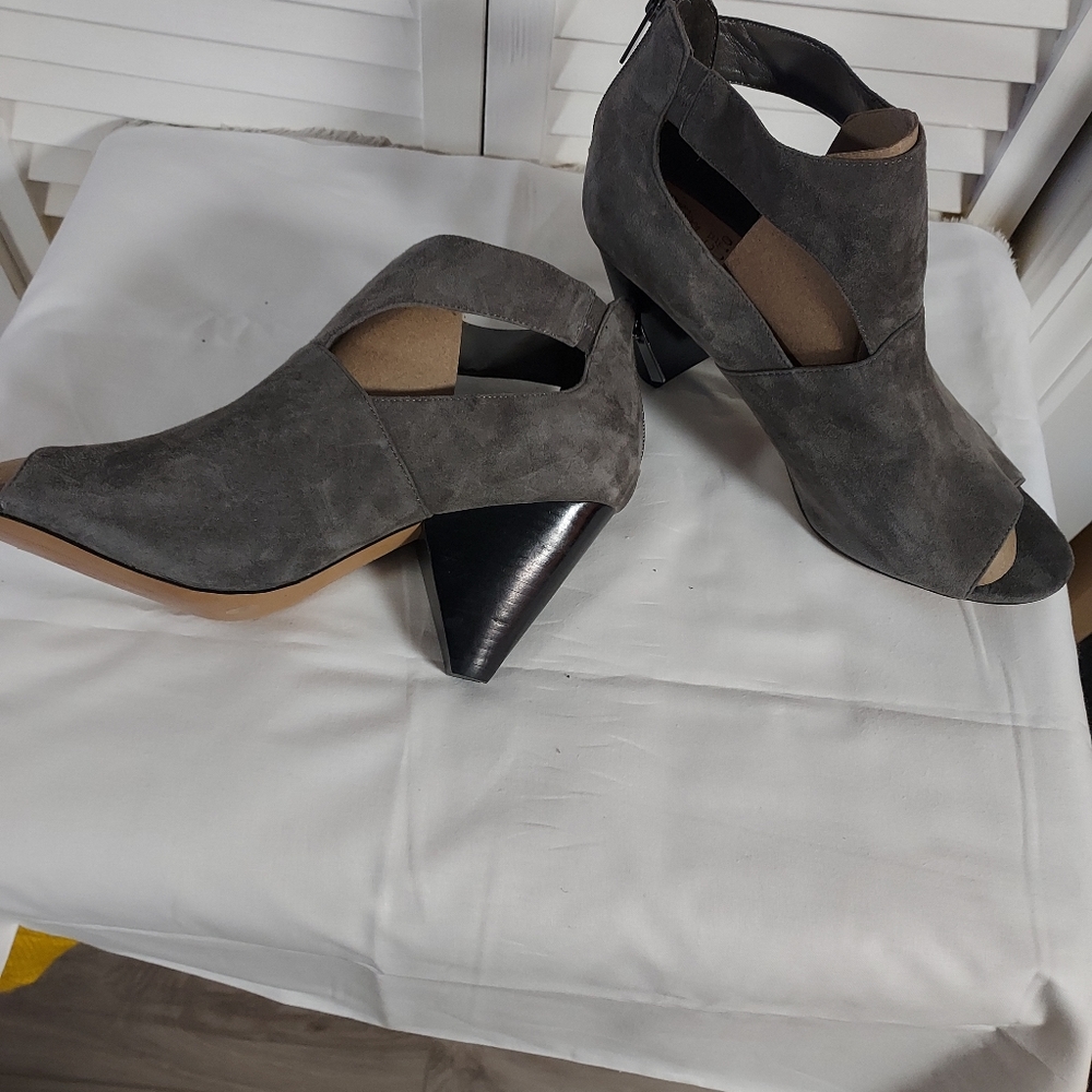 Women's shoes